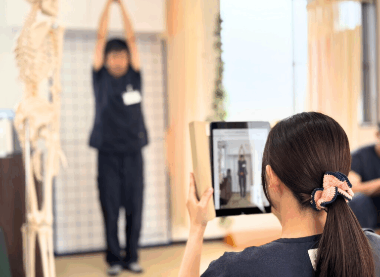 【✨3秒で変わる！腰痛を改善する「立ち方」の秘密✨】 腰痛治療に強い上田市の整体院「うえだBJ整骨院」が解説⚠️